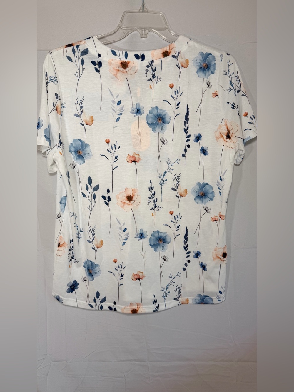 👚 4 for $15! Women’s Floral Short-Sleeve V-Neck White with Blue & Peach Blooms - Picture 3 of 7